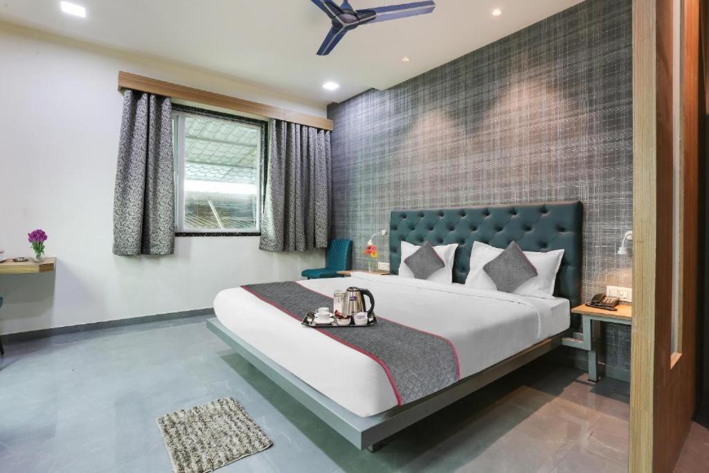 Glitz Hotels Arc Palace - Mankoli, Bhiwandi Buitenkant foto